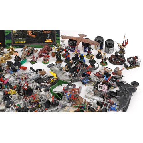 1165 - A large collection of diecast and plastic War Hammer figures.