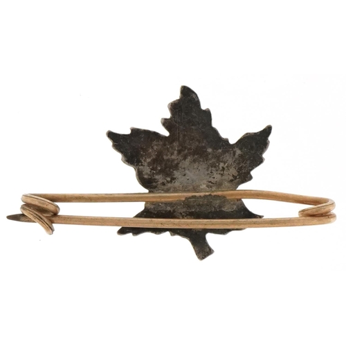 3408 - A yellow metal maple leaf brooch, 3.4cm wide, 1.6g.