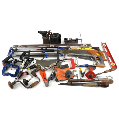 2574 - A group of assorted tools including wood saw, hacksaw, a selection of vintage planes and spirit leve... 