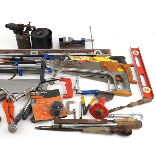 2574 - A group of assorted tools including wood saw, hacksaw, a selection of vintage planes and spirit leve... 