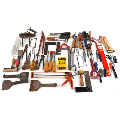 2574 - A group of assorted tools including wood saw, hacksaw, a selection of vintage planes and spirit leve... 