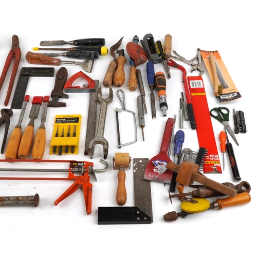 2574 - A group of assorted tools including wood saw, hacksaw, a selection of vintage planes and spirit leve... 