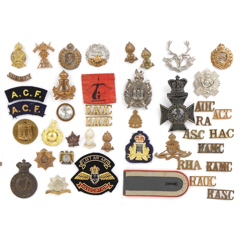 1486 - A group of military interest cap badges and cloth patches including The King's Royal Rifle Corps, Ro... 