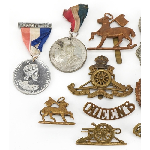 1485 - A collection of military interest badges including Queen's and Royal Engineers.