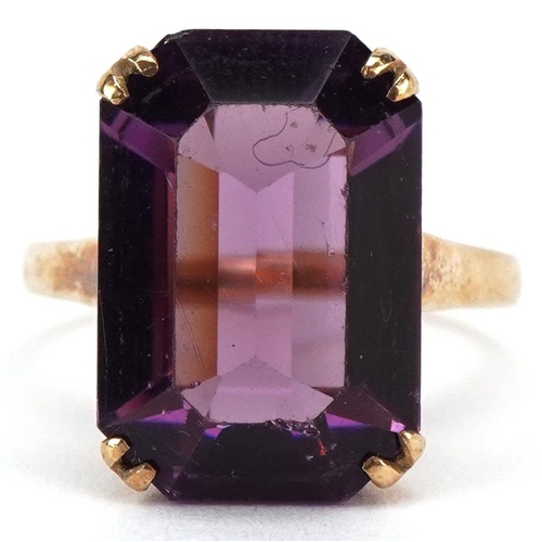 3057 - A 9ct gold amethyst coloured glass ring, size L/M, 4.2g.