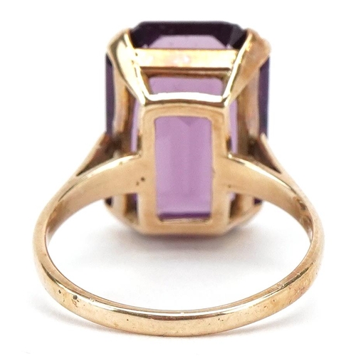 3057 - A 9ct gold amethyst coloured glass ring, size L/M, 4.2g.