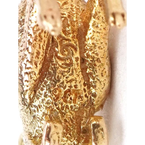 3015 - A 9ct gold charm in the form of a kangaroo, 1.8cm high, 3.5g.