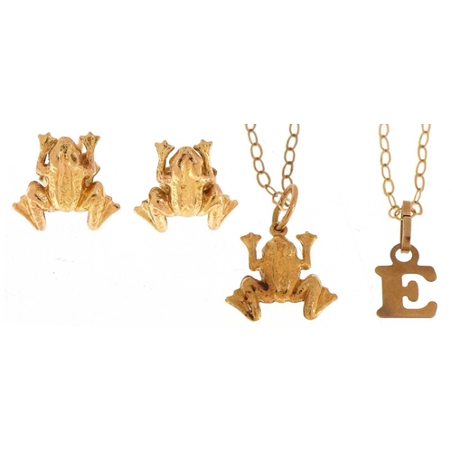 3413 - A 9ct gold frog pendant on a 9ct gold necklace with matching earrings and a 9ct gold initial E penda... 