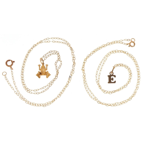 3413 - A 9ct gold frog pendant on a 9ct gold necklace with matching earrings and a 9ct gold initial E penda... 