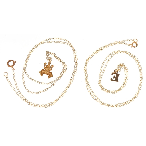 3413 - A 9ct gold frog pendant on a 9ct gold necklace with matching earrings and a 9ct gold initial E penda... 