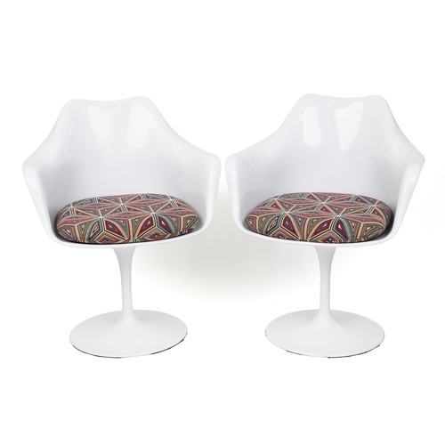 2020 - A pair of late 20th century white fibreglass Tulip chairs after a design by Eero Saarinen, by Sdawy,... 