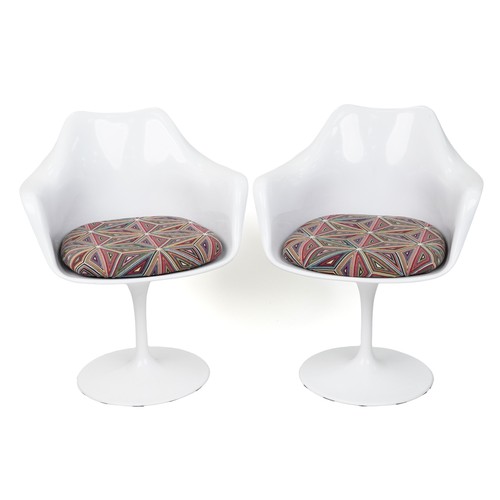 2021 - A pair of late 20th century white fibreglass Tulip chairs after a design by Eero Saarinen, by Sdawy,... 