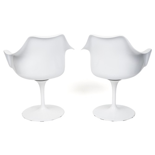 2021 - A pair of late 20th century white fibreglass Tulip chairs after a design by Eero Saarinen, by Sdawy,... 