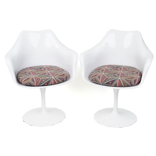 2019 - A pair of late 20th century white fibreglass Tulip chairs after a design by Eero Saarinen, by Sdawy,... 