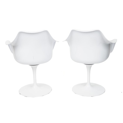 2019 - A pair of late 20th century white fibreglass Tulip chairs after a design by Eero Saarinen, by Sdawy,... 