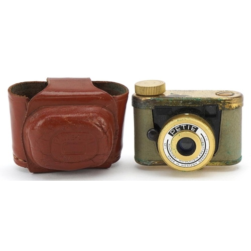 1184 - A Walter Kunik Peti miniature camera with original leather case.