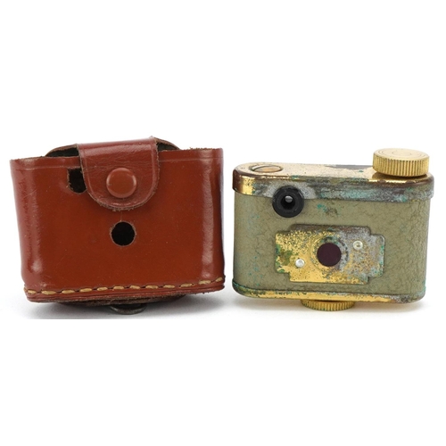 1184 - A Walter Kunik Peti miniature camera with original leather case.