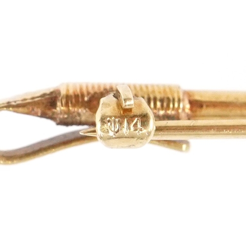 3020 - A hunting interest 14ct gold fox head and riding crop bar brooch with garnet eyes, 6.5cm wide, 6.5g.