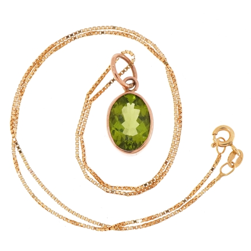 3053 - An unmarked rose gold green stone pendant on a 9ct gold necklace, possibly green amethyst, 2.3cm hig... 