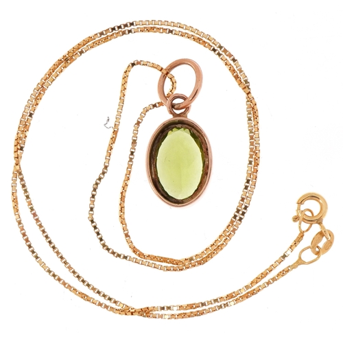 3053 - An unmarked rose gold green stone pendant on a 9ct gold necklace, possibly green amethyst, 2.3cm hig... 