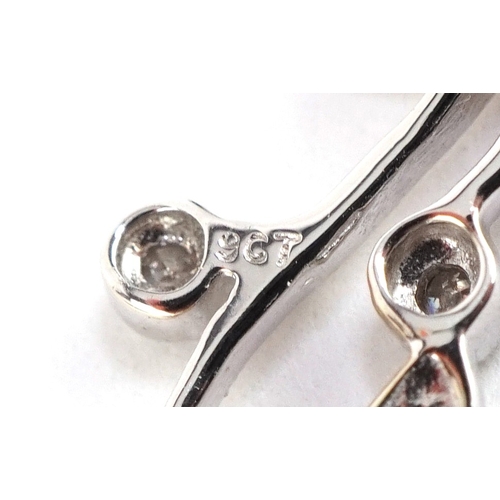 3032 - An unmarked white gold and diamond floral bracelet, 19cm in length, 6.0g.