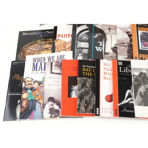 1513 - A large collection of vintage and later theatre cassettes and playwright script books including Cats... 
