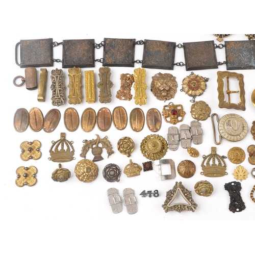 1285 - A large collection of military interest badges and belt buckles.