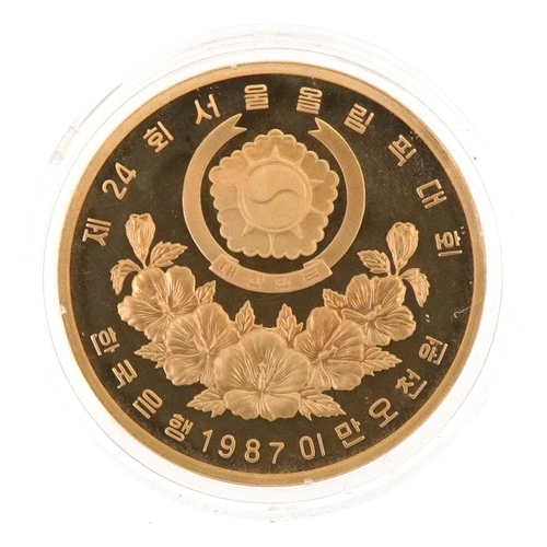 2523 - A 1988 Korean Seoul Olympics gold proof 25000 Won coin with box and certificate, 16.8g.
