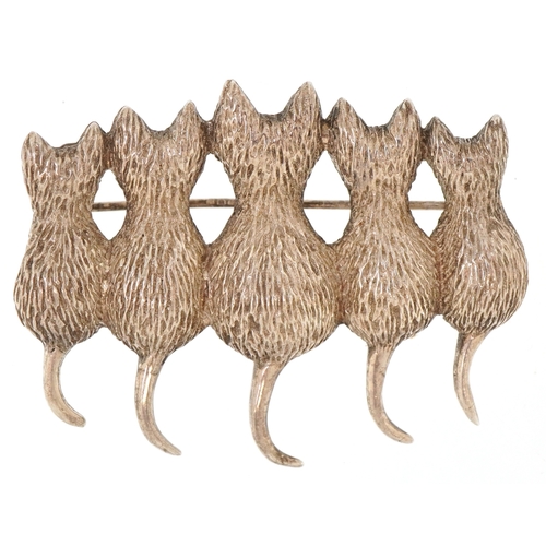A silver graduated cat brooch, 4.8cm wide, 11.9g.