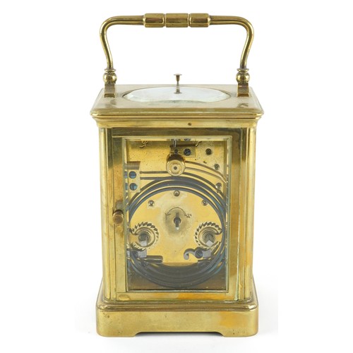 21 - An early 20th century gilt brass repeater carriage clock, the white enamelled dial with black Roman ... 