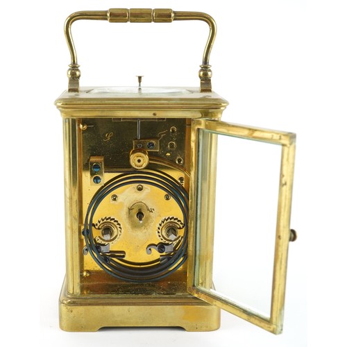 21 - An early 20th century gilt brass repeater carriage clock, the white enamelled dial with black Roman ... 