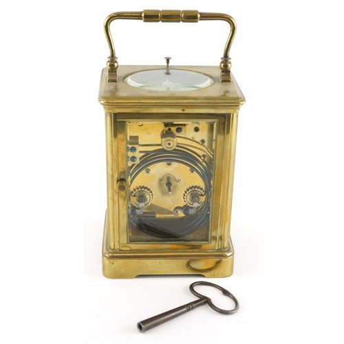 21 - An early 20th century gilt brass repeater carriage clock, the white enamelled dial with black Roman ... 