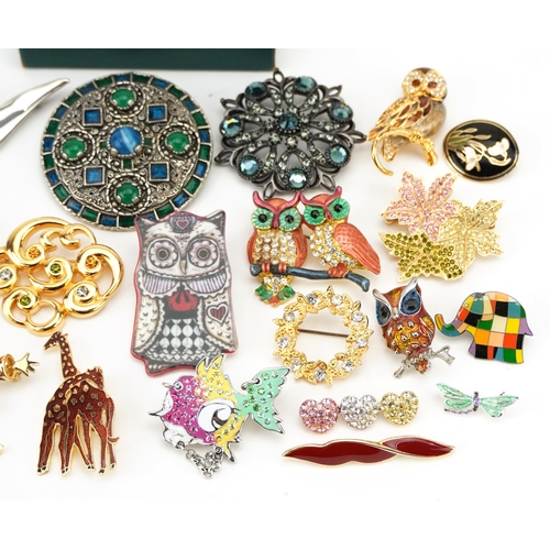 Vintage and later brooches including jewelled and enamelled examples ...