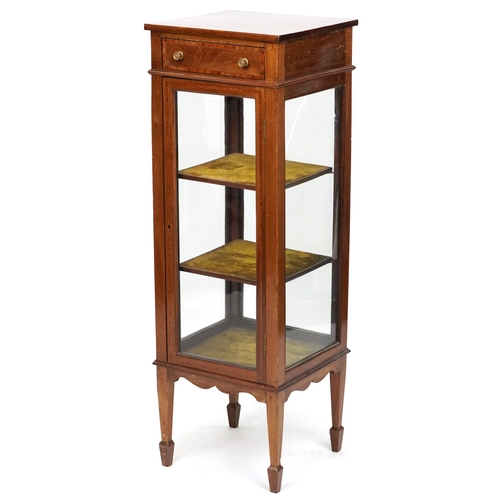 An Edwardian mahogany and satinwood crossbanded display cabinet fitted with a drawer, raised on square tapering legs and spade feet, 140cm H x 38cm W x 38cm.