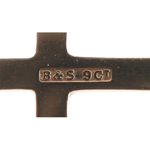 3016 - A 9ct gold engine turned cross pendant on an 18ct gold necklace, 2.9cm high and 40cm in length, the ... 