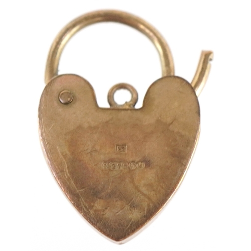 3207 - A 9ct gold love heart padlock jewellery clasp, 1.9cm high, 1.3g.