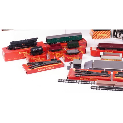 A collection of Tri-ang Railways OO/HO gauge trains, carriages and ...