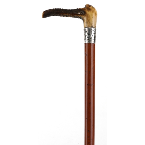 423 - An early 20th century H Neale malacca riding crop with stag horn handle and silver collar, 82cm in l... 
