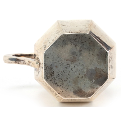 28 - William Hutton & Sons, an Edwardian silver octagonal tankard, London 1908, 10cm high, 235.4g.