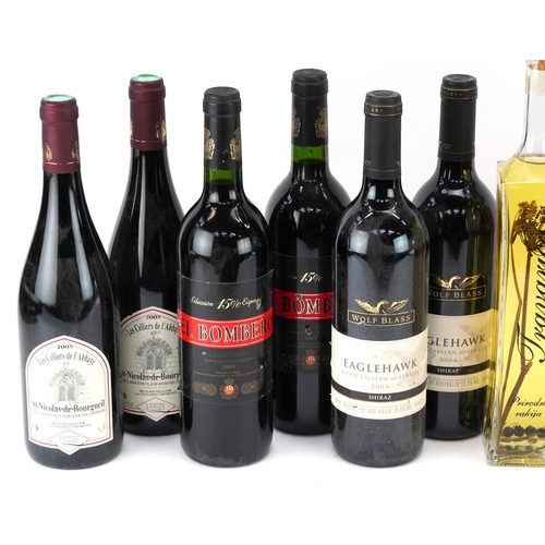 18 - Twelve bottles of alcohol including 2004 Eagle Hawk South Eastern Australia wine, 2005 Saint-Nicolas... 