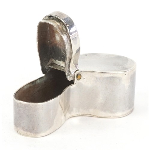 56 - An unmarked silver kidney shaped snuff box, 5.7cm wide, 35.5g.