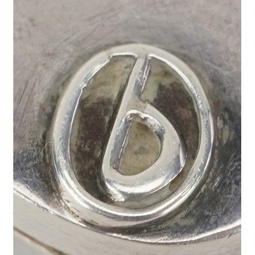 56 - An unmarked silver kidney shaped snuff box, 5.7cm wide, 35.5g.