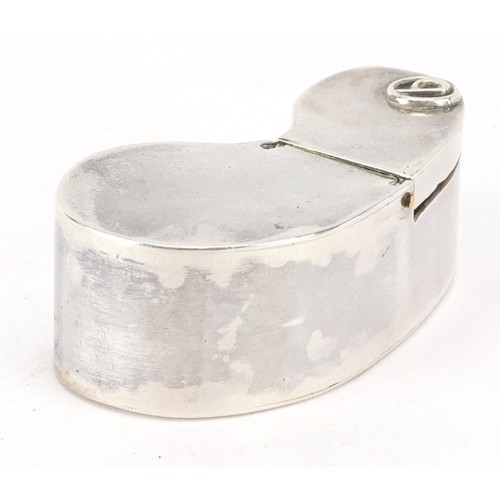 56 - An unmarked silver kidney shaped snuff box, 5.7cm wide, 35.5g.