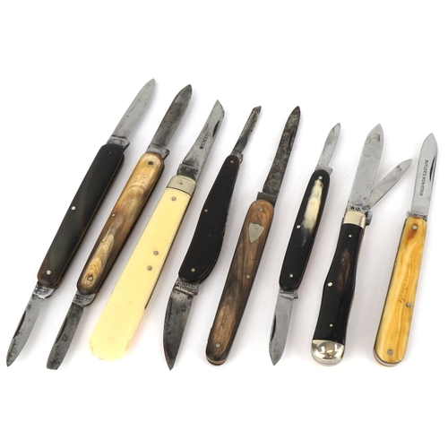 534 - A collection of folding pocket knives with horn flanked handles including Joseph Rodgers and Sons an... 