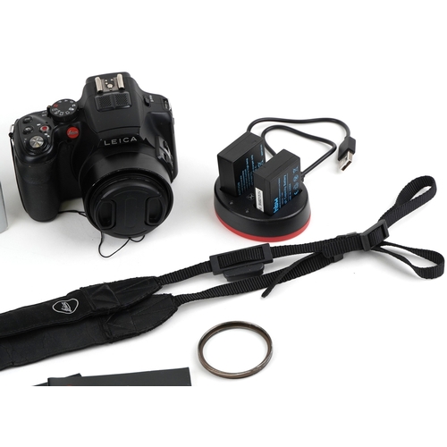  A Leica V Lux 4 camera with box and accessories.