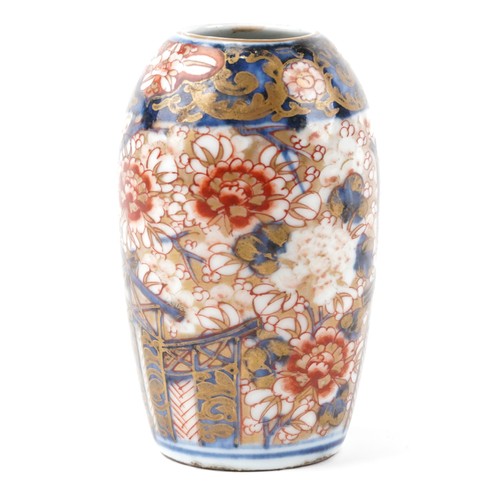 1582 - A small Japanese Imari porcelain vase, early 20th century, H-12cm.