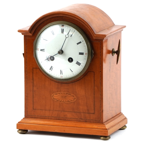 1841 - An Edwardian satinwood mantle clock with inlaid decoration, the white enamelled dial having Roman nu... 