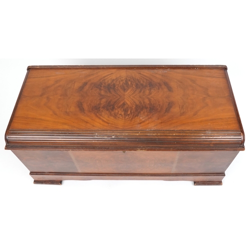 2123 - An early 20th century American walnut blanket box with inlaid decoration, on block feet, 56cm H x 11... 
