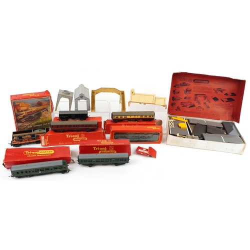 702 - Tri-ang OO gauge model railway carriages, buildings and accessories, some with boxes, including Stat... 