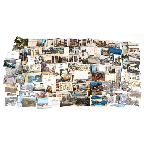 1290 - A large collection of early 20th century and later postcards, predominantly topographical, some phot... 
